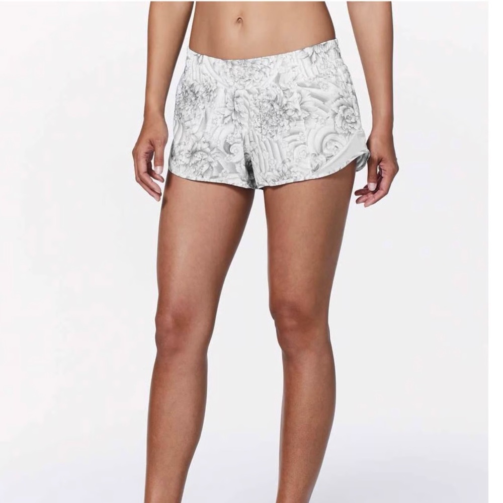 Lululemon hottie hot 2.5 inch gray flower shorts